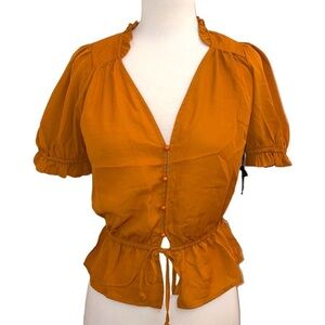 030: HAUTE MONDE v-neck ruffle collared blouse in women’s size small